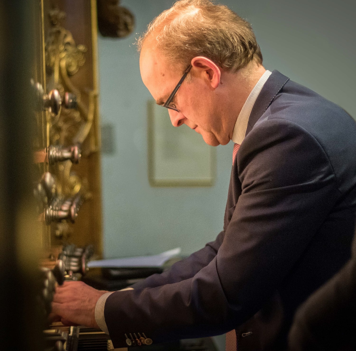 Organist Harm Hoeve achter het orgel