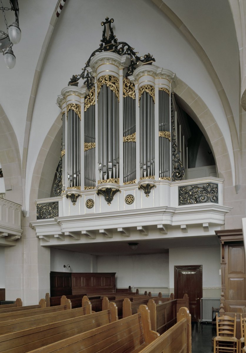 Orgel en banken in de Schildkerk Rijssen